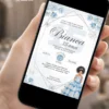 Convite de 15 anos branco e azul serenity exibido em celular, com flores azuis, moldura geométrica e vestido delicado de debutante.