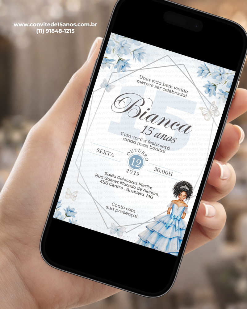 Convite de 15 anos branco e azul serenity exibido em celular, com flores azuis, moldura geométrica e vestido delicado de debutante.