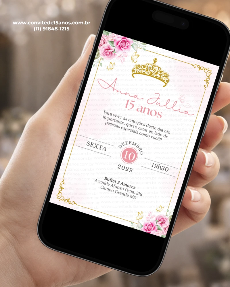 Convite com floral rosa para 15 anos exibido em celular, com moldura dourada, flores delicadas e coroa decorativa.