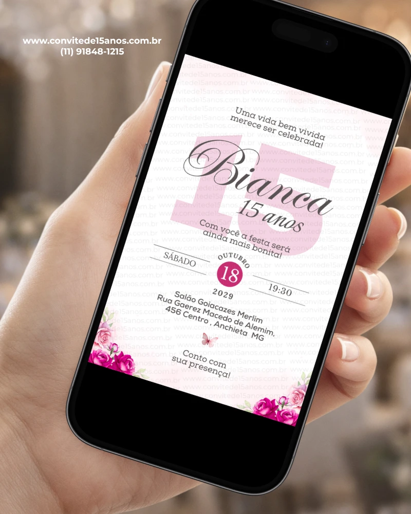 Convite de 15 anos branco e rosa pink exibido em celular, com flores delicadas e visual elegante para debutante.