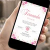 Convite de 15 anos com floral rosa exibido em celular, com moldura de flores delicadas, tons suaves e estilo elegante para debutante.