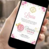 Convite de 15 anos dourado e rosa exibido em celular, com flores delicadas, borboletas douradas e estilo elegante para debutante.
