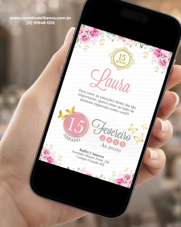 Convite de 15 anos dourado e rosa exibido em celular, com flores delicadas, borboletas douradas e estilo elegante para debutante.
