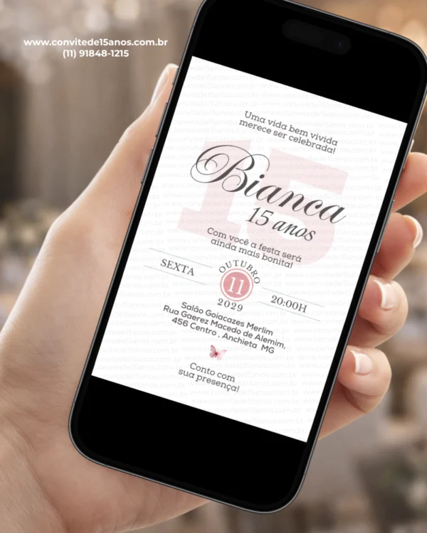 Convite de 15 anos rosa claro exibido em celular, com visual delicado e elegante para debutante.
