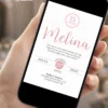 Convite de 15 anos rosa e branco exibido em celular, com visual delicado, elegante e personalizado para debutante.