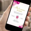 Convite de 15 anos rosa pink exibido em celular, com flores delicadas e detalhes dourados para festa de debutante.