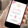 Convite de aniversário para debutante rosa exibido em celular, com flores delicadas, detalhes dourados e visual elegante.