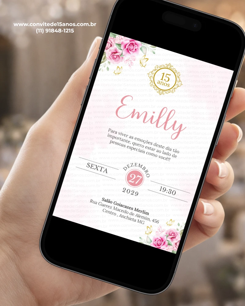 Convite de aniversário para debutante rosa exibido em celular, com flores delicadas, detalhes dourados e visual elegante.