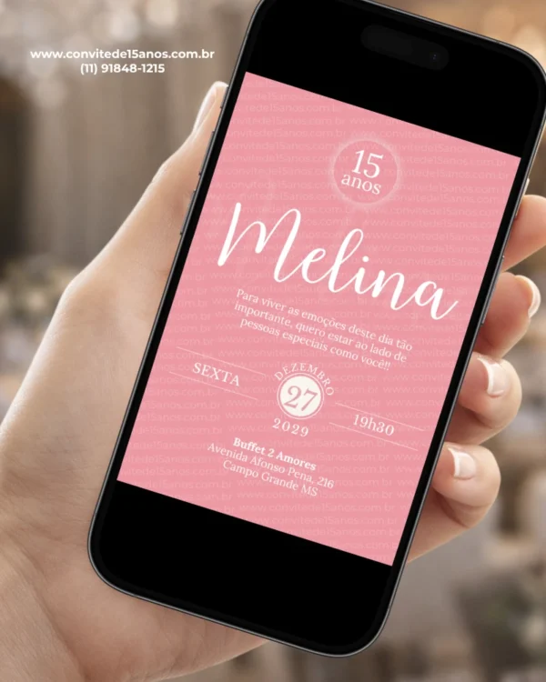 Convite de debutante rosa exibido em celular, com visual delicado e elegante para festa de 15 anos.