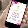 Convite para 15 anos com floral rosa exibido em celular, com flores delicadas e detalhes dourados para debutante.