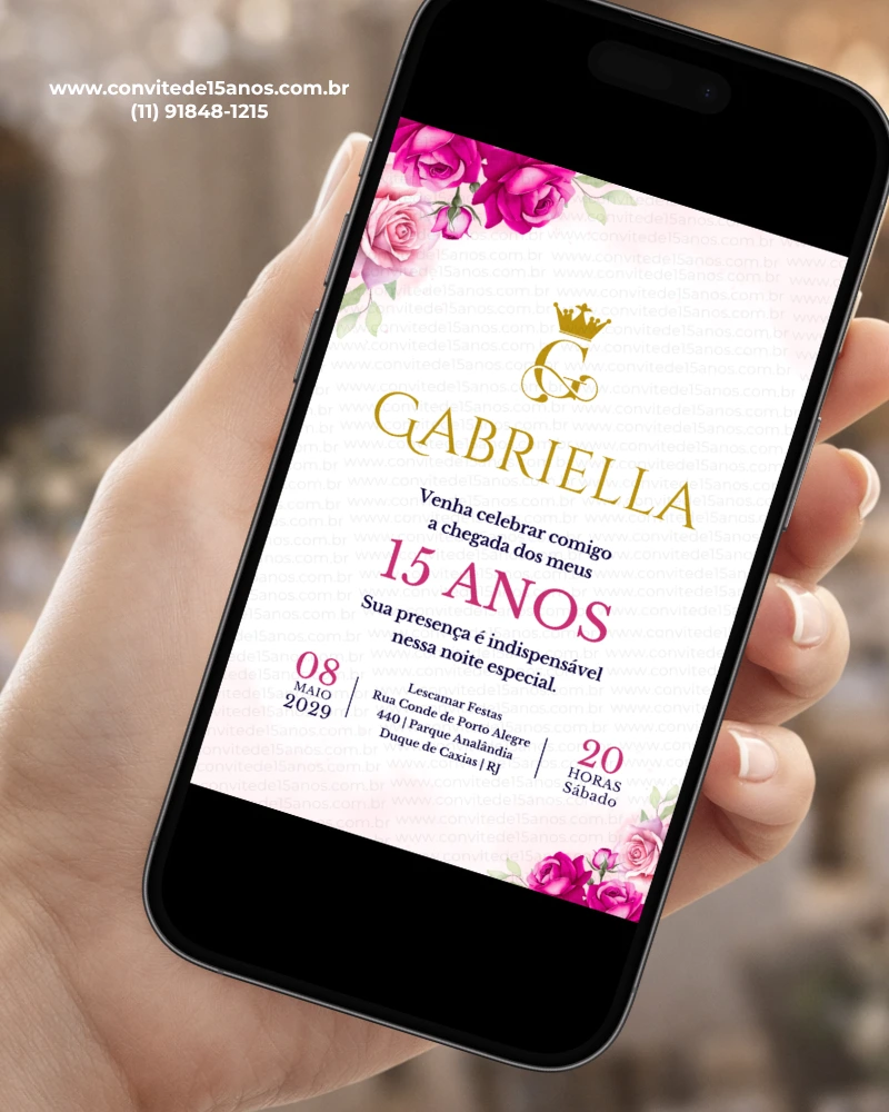 Convite para 15 anos com floral rosa exibido em celular, com flores delicadas e detalhes dourados para debutante.