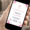 Convite para aniversário de debutante rosa exibido em celular, com flores delicadas e visual elegante para festa de 15 anos.
