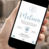 Convite de 15 anos azul serenity exibido em celular, com flores azuis delicadas, detalhes suaves e estilo elegante para debutante.