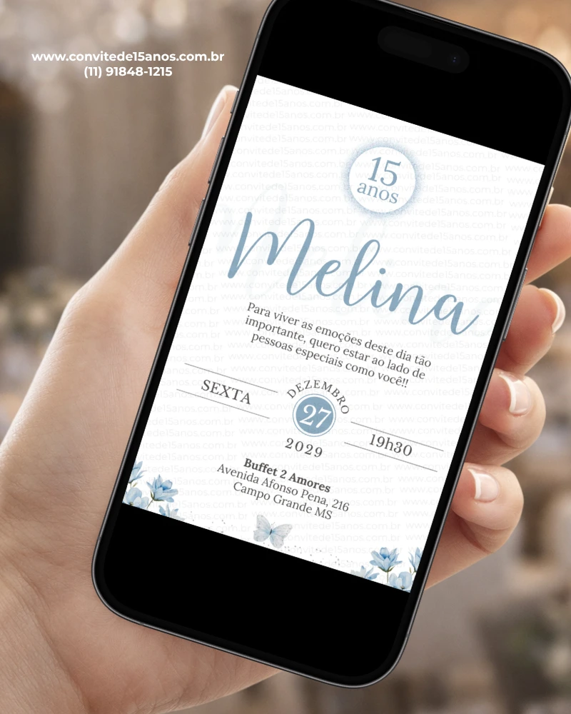 Convite de 15 anos azul serenity exibido em celular, com flores azuis delicadas, detalhes suaves e estilo elegante para debutante.