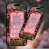 Detalhes do Convite Interativo Premium Jardim Encantado exibidos em celulares, mostrando a página principal do site e a seção de código de vestimenta em um cenário floral delicado com borboletas e iluminação suave.
