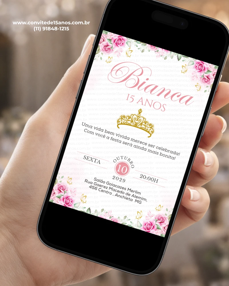 Convite rosa de 15 anos exibido em celular, com flores delicadas, coroa dourada e visual elegante para debutante.