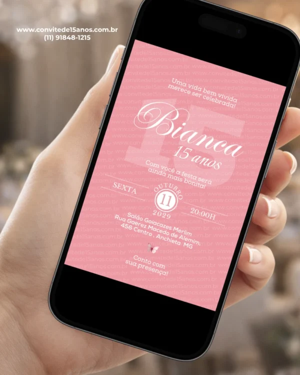 Convite rosa para debutante exibido em celular, com visual delicado e elegante para festa de 15 anos.