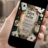 Save the Date Digital Alice no País das Maravilhas exibido em celular, com cartas de baralho, relógio vintage, rosas vermelhas e elementos inspirados no universo mágico.