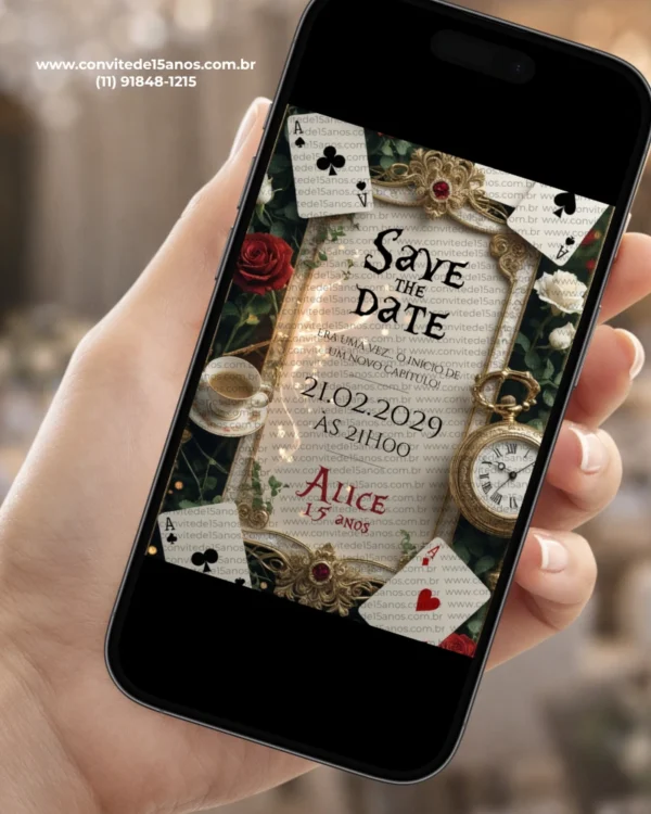Save the Date Digital Alice no País das Maravilhas exibido em celular, com cartas de baralho, relógio vintage, rosas vermelhas e elementos inspirados no universo mágico.