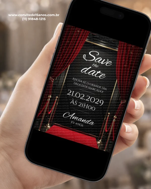 Save the Date Digital Baile da Vogue exibido em celular, com passarela iluminada, cordões de isolamento vermelhos e visual inspirado em eventos de moda de luxo.