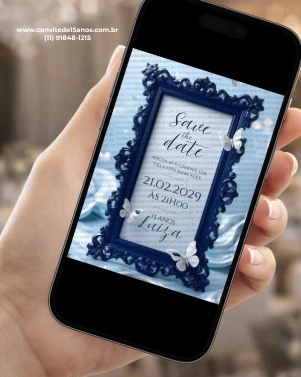 Save the Date Digital Borboletas Prata exibido em celular, com moldura azul ornamentada, borboletas prateadas e fundo delicado em tons claros.