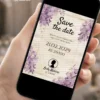 Save the Date Digital Bridgerton exibido em celular, com flores lilás delicadas, detalhes dourados e visual inspirado na estética romântica clássica.
