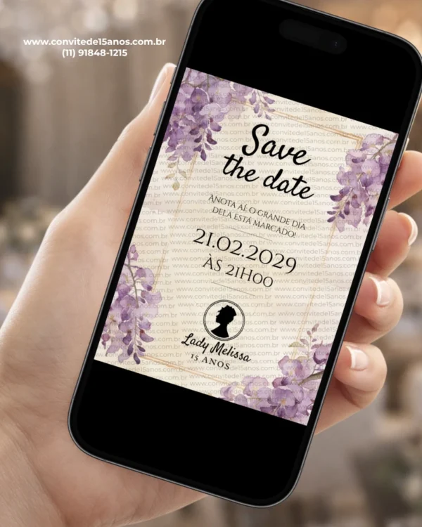 Save the Date Digital Bridgerton exibido em celular, com flores lilás delicadas, detalhes dourados e visual inspirado na estética romântica clássica.