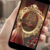 Save the Date Digital Dourado e Vermelho exibido em celular, com moldura dourada ornamentada, vestido elegante vermelho e rosas decorativas em cenário sofisticado.