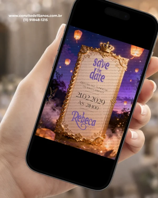 Save the Date Digital Enrolados exibido em celular, com moldura dourada ornamentada, coroa delicada, luzes flutuantes e cenário inspirado em conto encantado.