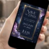 Save the Date Digital Galáxia exibido em celular, com fundo espacial em tons de azul e roxo, estrelas brilhantes e moldura dourada elegante.