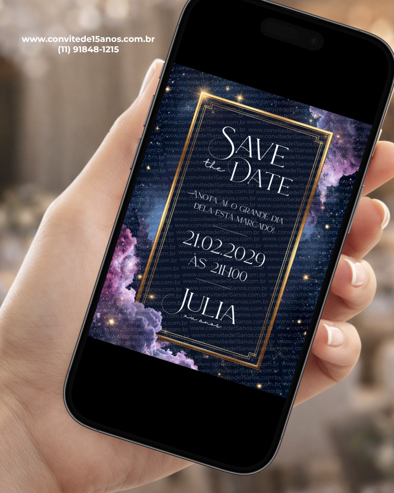 Save the Date Digital Galáxia exibido em celular, com fundo espacial em tons de azul e roxo, estrelas brilhantes e moldura dourada elegante.