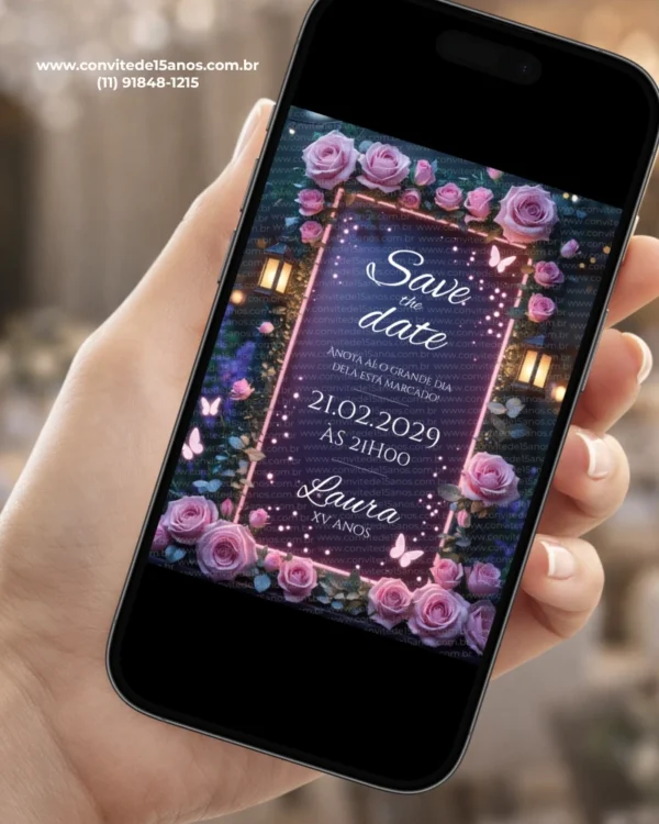 Save the Date Digital Jardim Noturno Rosa exibido em celular, com rosas em tons de rosa, lanternas iluminadas, borboletas e cenário floral noturno.
