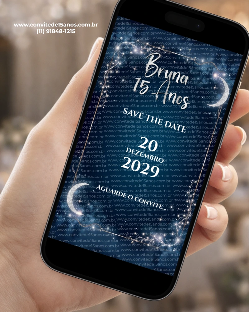Save the Date Digital Noite Estrelada exibido em celular, com luas brilhantes, estrelas cintilantes e fundo azul escuro inspirado no céu noturno.