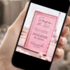 Save the Date Digital Paris exibido em celular, com moldura rosa elegante, detalhes delicados e visual inspirado no charme parisiense.