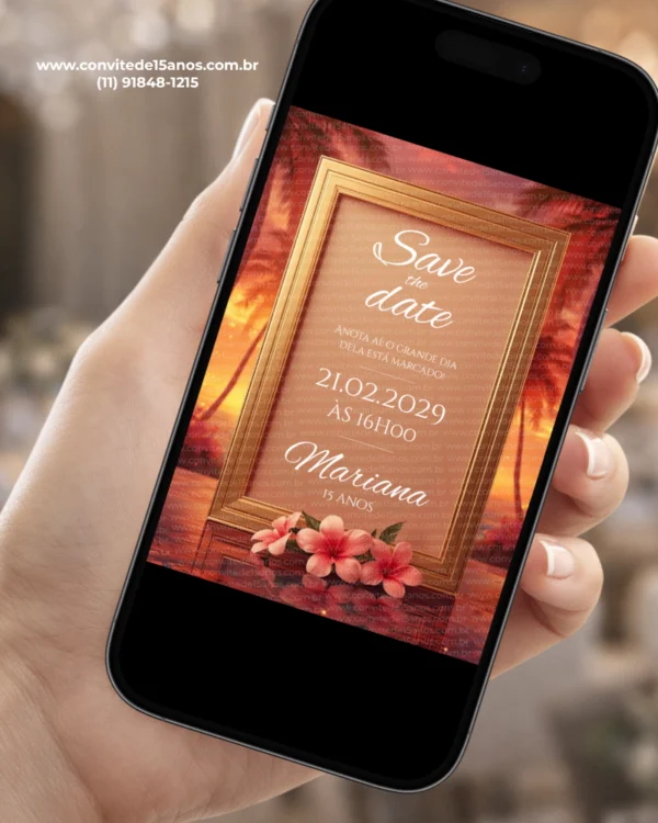 Save the Date Digital Tardezinha exibido em celular, com pôr do sol em tons alaranjados, moldura dourada e flores delicadas em cenário tropical.