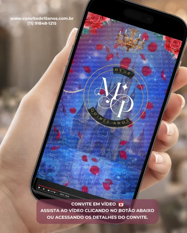 Convite Animado A Bela e a Fera para festa de 15 anos exibido em celular, com rosas vermelhas, pétalas caindo, lustre dourado e animações inspiradas no clássico conto de fadas.