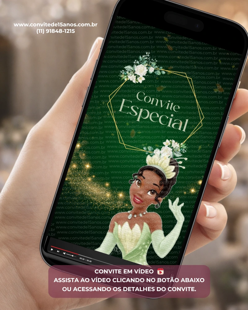 Convite Animado A Princesa e o Sapo para 15 anos exibido em smartphone, com elementos inspirados no conto de fadas, vestido verde, flores delicadas e animações encantadoras em um cenário mágico.