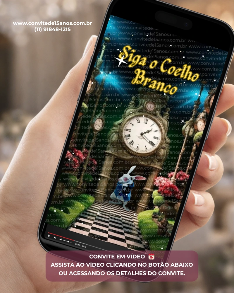 Convite Animado Alice no País das Maravilhas exibido em smartphone, com relógios, caminho xadrez, coelho branco e elementos inspirados no universo mágico da história, criando uma experiência divertida e encantadora para a festa de 15 anos.