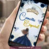 Convite Animado Azul Marinho para festa de 15 anos exibido em smartphone, com vestido azul elegante, coroa dourada, flores azul-marinho, borboletas delicadas e animações sofisticadas em estilo princesa.