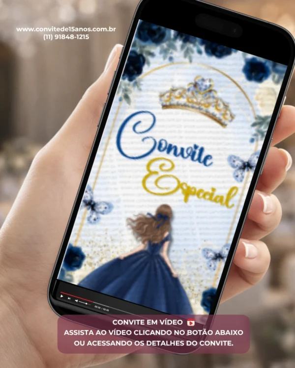 Convite Animado Azul Marinho para festa de 15 anos exibido em smartphone, com vestido azul elegante, coroa dourada, flores azul-marinho, borboletas delicadas e animações sofisticadas em estilo princesa.