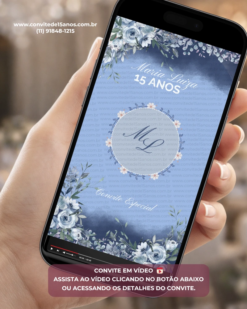 Convite Animado Azul para festa de 15 anos exibido em celular, com flores azuis delicadas, animações elegantes, detalhes florais e visual romântico em tons de azul.