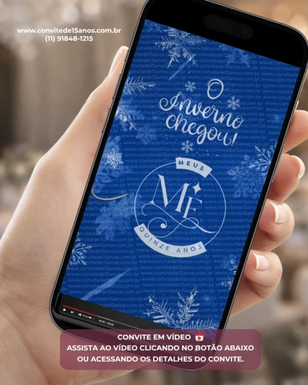 Convite Animado Baile de Inverno para festa de 15 anos exibido em smartphone, com fundo azul, flocos de neve, elementos inspirados no inverno e animações elegantes para uma celebração temática.
