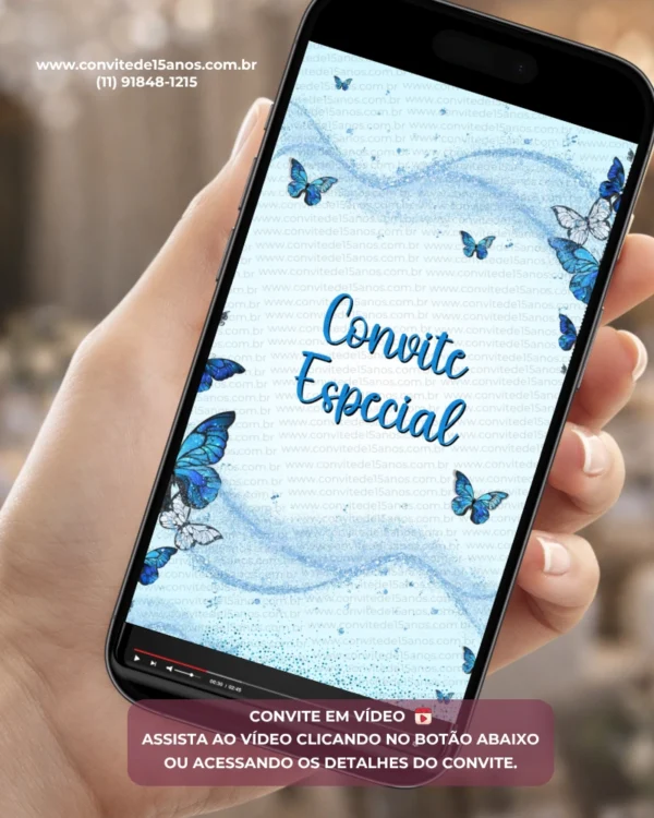 Convite Animado com Borboleta Azul exibido em celular, com animações delicadas, efeitos brilhantes e visual elegante para festa de 15 anos.