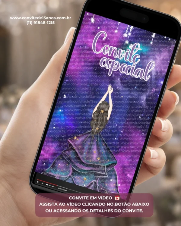 Convite Animado de 15 Anos Galáxia com fundo espacial em tons de roxo, estrelas brilhantes e debutante em cenário inspirado no universo. Convite digital personalizado para festa de 15 anos.