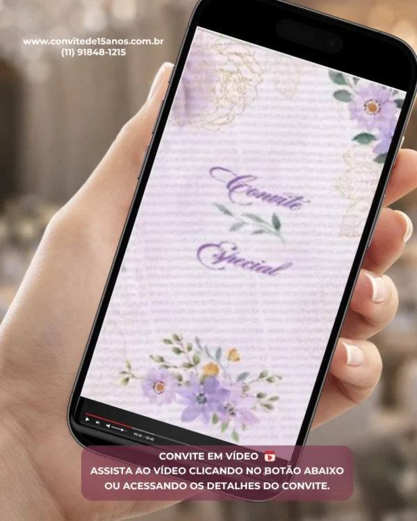 Convite animado de 15 anos na cor lavanda exibido em smartphone, com flores delicadas em tons de lilás, design romântico e animações suaves para uma celebração elegante.