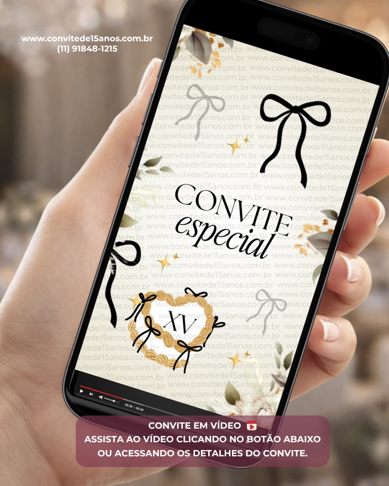 Convite animado com laços pretos e detalhes dourados, apresentado em smartphone, com design elegante e minimalista para festa de 15 anos.