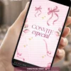 Convite animado com laços rosa, flores delicadas e detalhes dourados, apresentado em smartphone, ideal para festa de 15 anos com tema romântico e feminino.