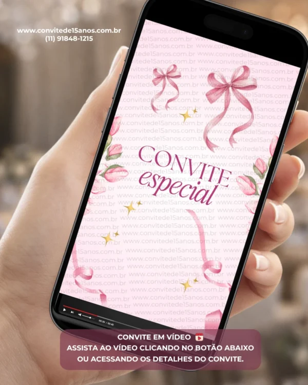 Convite animado com laços rosa, flores delicadas e detalhes dourados, apresentado em smartphone, ideal para festa de 15 anos com tema romântico e feminino.