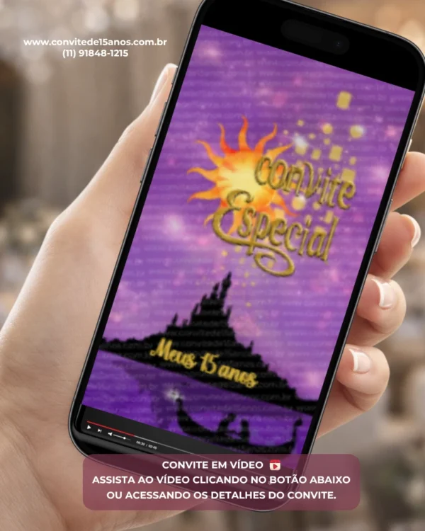 Convite Animado para 15 Anos Enrolados inspirado no conto de princesa, com castelo iluminado, lanterna brilhante, céu em tons de roxo e dourado e atmosfera encantada.