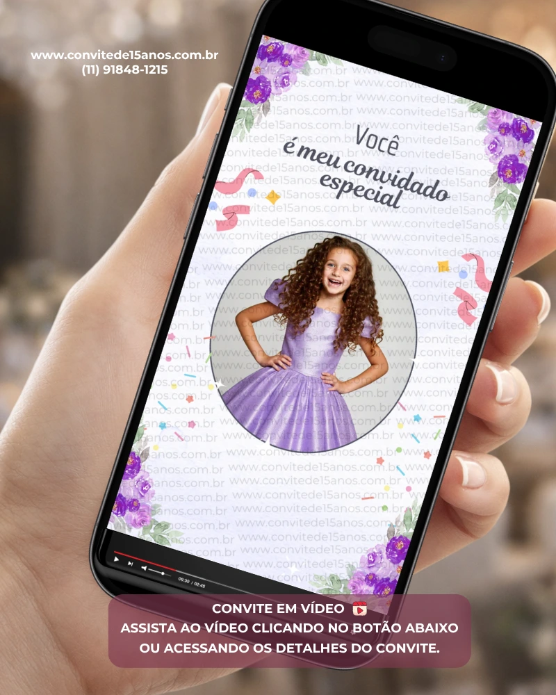 Convite animado para festa de 15 anos lilás com foto da debutante, flores em tons de roxo e lavanda, elementos festivos e animações personalizadas exibidas em smartphone.